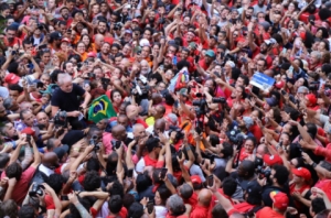 A esperança está de volta com Lula Livre, dizem trabalhadores