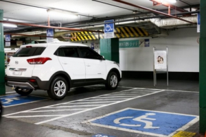 CET vai multar quem parar sem cartão em vaga de idoso